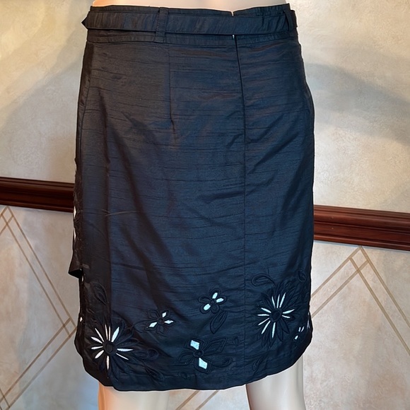 WHBM EMBROIDERED FLOWER TULIP HEM SKIRT - Picture 2 of 8